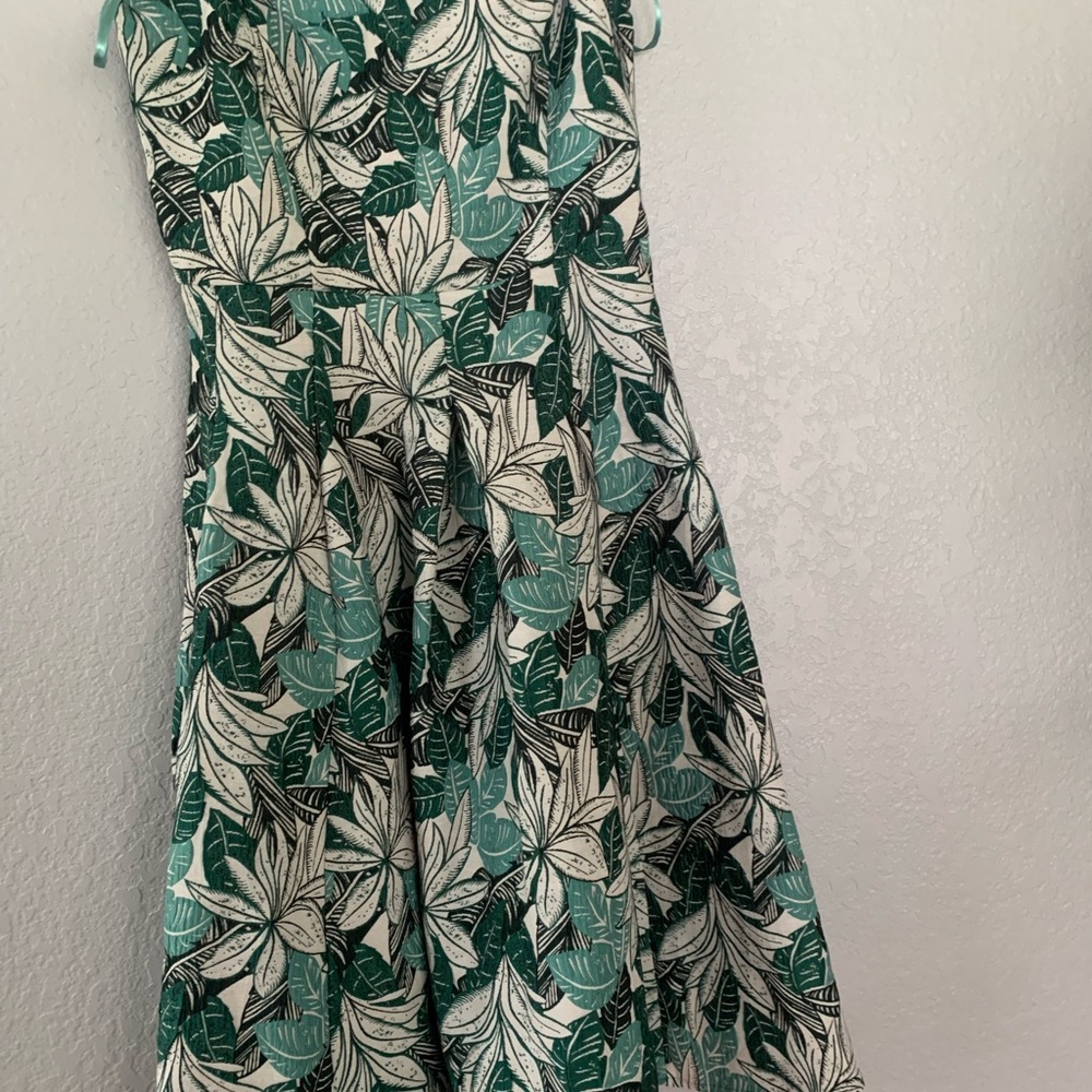 New York & Company Green and White Leaf-Print Midi Dress